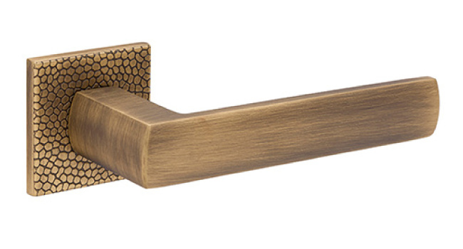 Chaves Pebbles Lever Handle, Matte Antique Brass